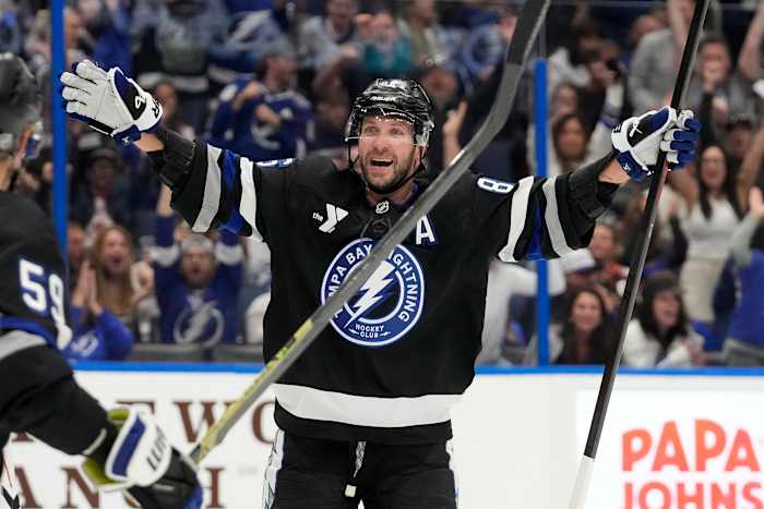 Kucherov krijgt het 1.000e carrièrepunt in Lightning's wedstrijd tegen Ducks