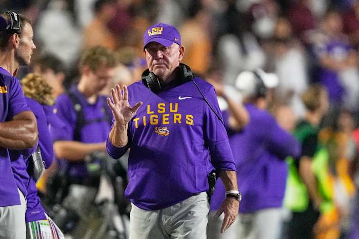 LSU-atletiekdirecteur Scott Woodward werd vier dagen na het ontslag van voetbalcoach Brian Kelly afgezet