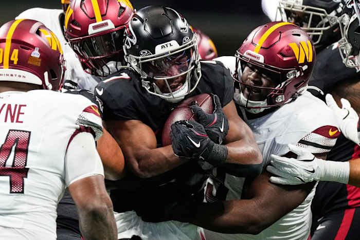 LUISTEREN: Bijan Robinson waardeert het respect van zijn collega's en prijst het evenwicht van Michael Penix Jr