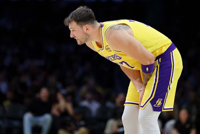 Lakers-speler Luka Doncic is waarschijnlijk minstens een week uitgeschakeld met een verstuikte vinger en een gekneusd been