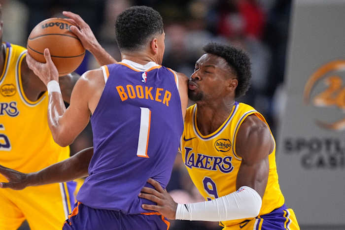 Lakers verliezen hun openingswedstrijd van het voorseizoen met 103-81 van Suns, terwijl LeBron James en Luka Doncic eruit zitten