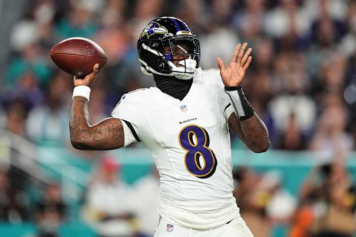 Lamar Jackson fakkelt Miami met 4 TD-passes in ruil voor een blessure en Ravens verslaan Dolphins met 28-6