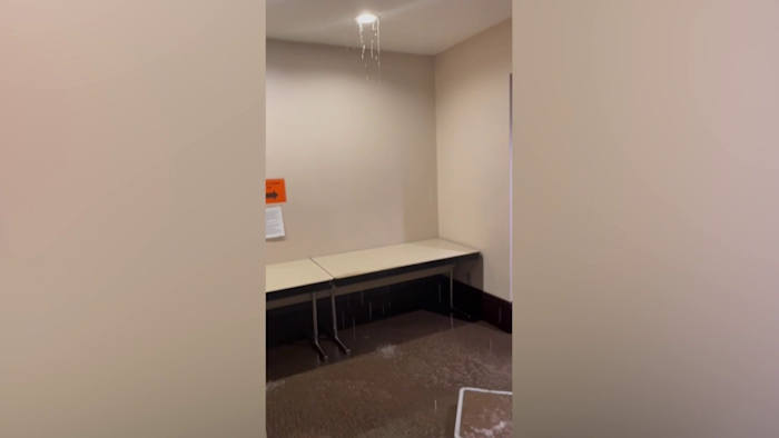 Lekkende plafond in de rechtszaal van Bexar County Oorzaken van de gelokaliseerde overstromingen, 'zegt County Official