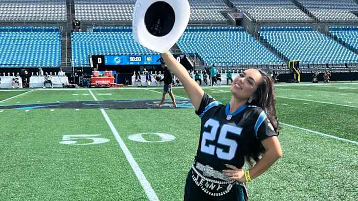 Lokale Tejano-zangeres Jenny B denkt na over het zingen van het volkslied tijdens een NFL-wedstrijd
