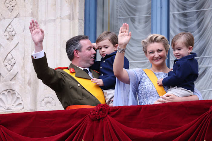 Luxemburg viert Grand Duke Guillaume nadat zijn vader heeft afgeschaft