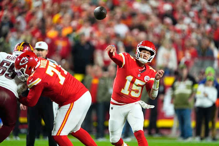 Mahomes en Hunt leiden Chiefs naar een dominante 28-7 overwinning op Commanders, hun 9e opeenvolgende reeks in de serie