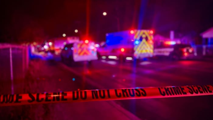 Man dood, persoon vastgehouden na het neerschieten buiten de westkant thuis, zegt Sapd