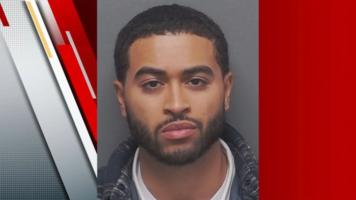 Man gearresteerd wegens zware mishandeling nadat hij een vrouw had neergeschoten op de parkeerplaats van North Side, aldus een beëdigde verklaring