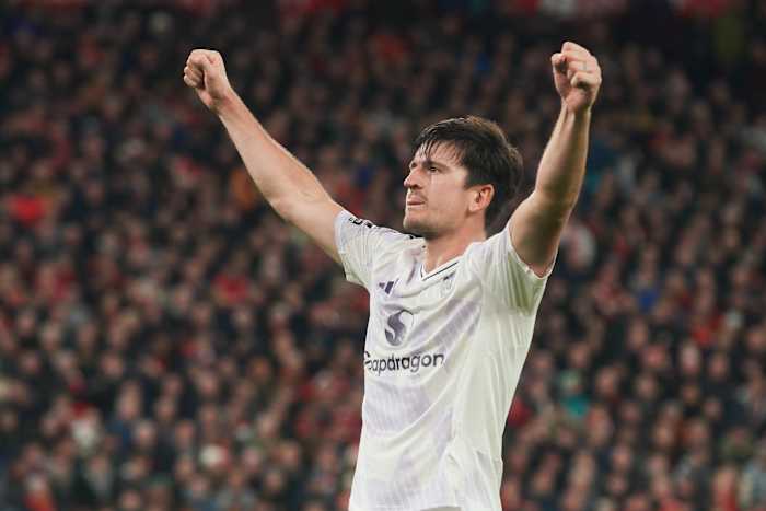 Manchester United verslaat Liverpool met 2-1 dankzij Maguire's late doelpunt, een grote opsteker voor Amorim