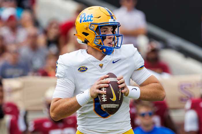 Mason Heintschel gooit voor 321 yards, twee touchdowns naar Desmond Reid in Pitt's overstuur van nr. 25 Florida St.