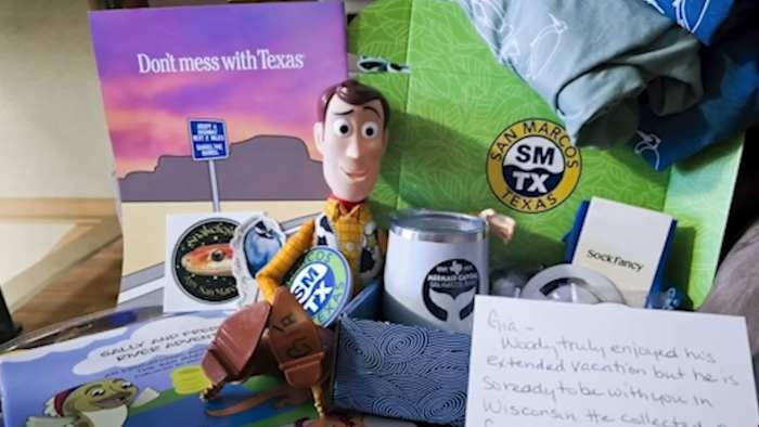 Massieve online zoekopdracht herenigen Wisconsin Toddler met Woody Doll na het verliezen van het in San Marcos