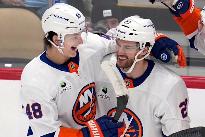 Matthew Schaefer werd vorige maand 18 jaar. De Rookie van de Islanders zag er in zijn NHL-debuut nauwelijks zo oud uit als hij