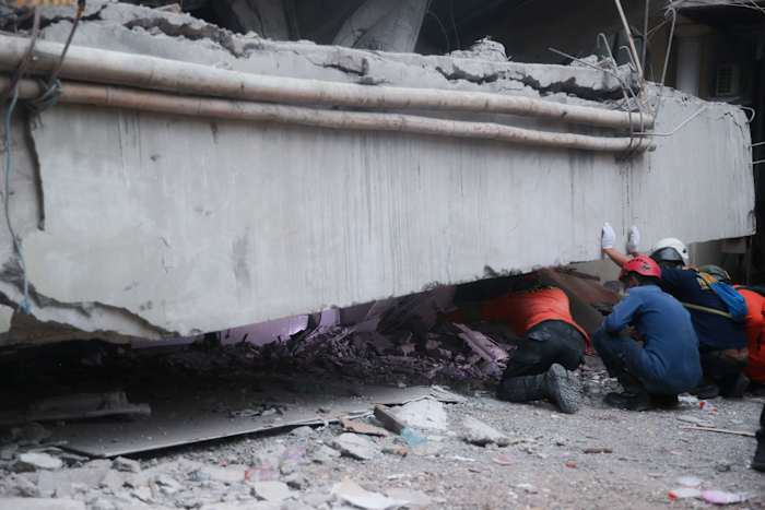 Minstens 91 studenten blijven begraven in puin 2 dagen na schoolstorting in Indonesië