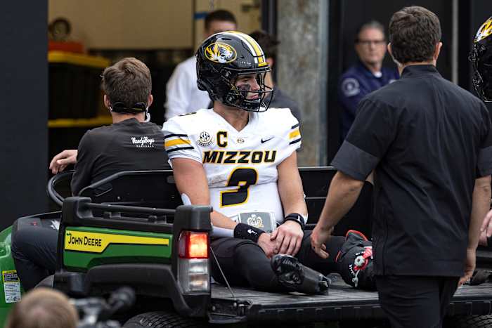 Missouri QB Beau Pribula werd van het veld afgevoerd met een ontwrichte linkerenkel tegen nr. 10 Vanderbilt