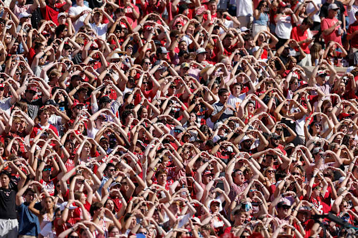 NCAA komt dichter bij het toestaan ​​van universiteitsatleten om op professionele sporten te wedden