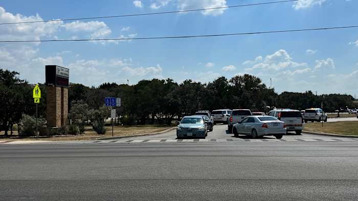 NISD bevestigt dat geen wapen wordt gevonden, geen schoten afgevuurd op de campus van de Clark High School, zegt District