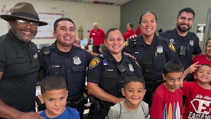 Non -profit organisatie wil vertrouwen opbouwen tussen politieagenten en jongeren