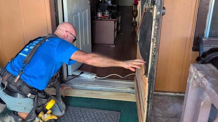 Non-profitorganisatie helpt de 90-jarige kankerpatiënt uit San Antonio weer mobiel te worden met een rolstoelhelling