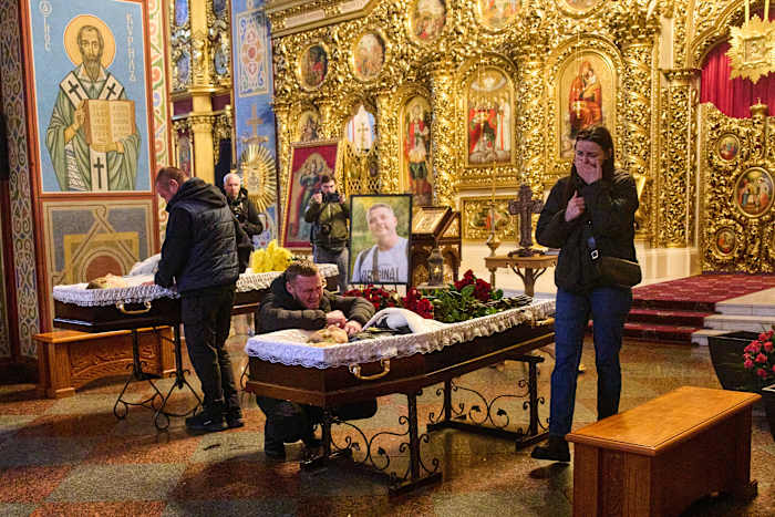 Oekraïne rouwt om twee journalisten nadat een dodelijke Russische drone-aanval hun leven eiste