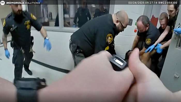 Ohio County stemt in met een schikking van $ 7 miljoen over de dood van de mens nadat gevangenisbeschermers hem hebben vastgehouden, zegt familie