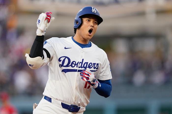 Ohtani raakt 2 homers voor Dodgers in Playoff Opener tegen Reds