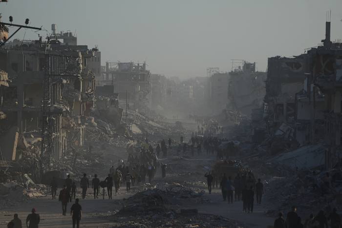 Palestijnen keren terug naar ruïnes en Amerikaanse troepen landen in Israël terwijl het staakt-het-vuren van kracht blijft