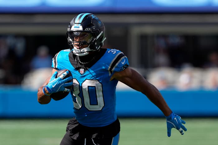 Panthers RB Chuba Hubbard uitgeschakeld vs. Miami met kuitblessure, Rico Dowdle start