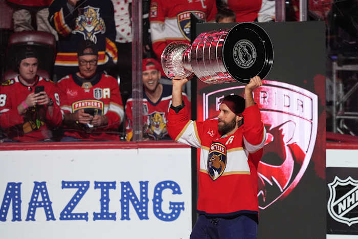 Panthers vieren de overwinning van de Stanley Cup met een spandoekceremonie en kijken naar historische drie-turf als NHL-koningen