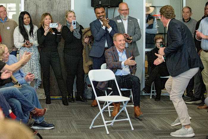 Paxton kiest de kant van de Republikeinse partij in Texas, tegen de minister van Buitenlandse Zaken in een rechtszaak die de voorverkiezingen wil sluiten