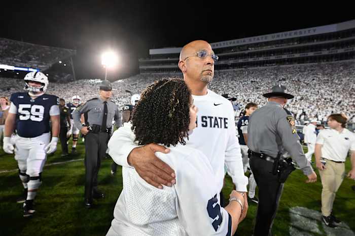Penn State ontslaat coach James Franklin tijdens een vrije val halverwege het seizoen in een verloren seizoen