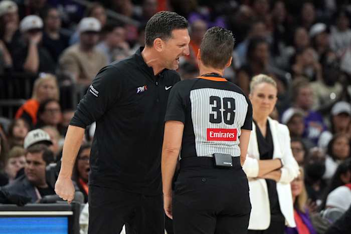 Phoenix Mercury-coach Nate Tibbetts wordt uit de WNBA Finals Game 4 gezet na verhitte discussie