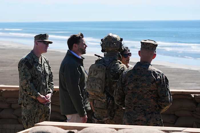 Plan om artillerie af te vuren over een snelweg in Californië tijdens een bezoek aan de JD Vance-basis aan de gouverneur van Irks