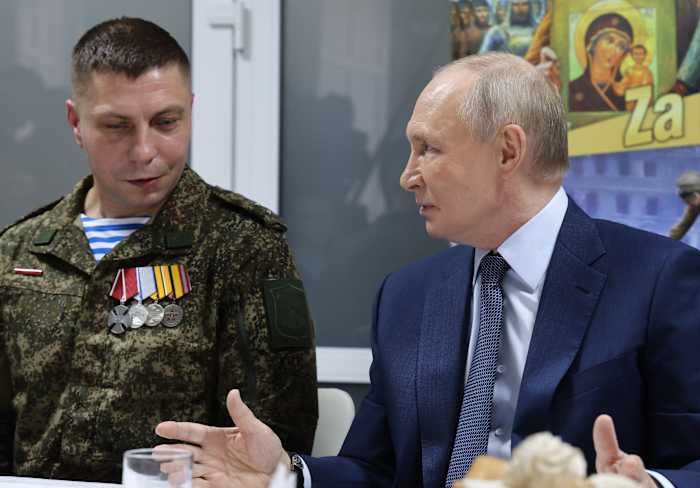 Poetin beweert dat Russische troepen twee Oekraïense steden hebben omsingeld, maar Oekraïne zegt dat dit niet waar is