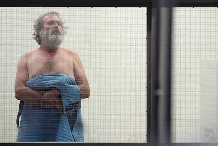 Rechter blijft onbeslist op het behandelplan voor de mens die wordt beschuldigd van het stalken van Jennifer Aniston