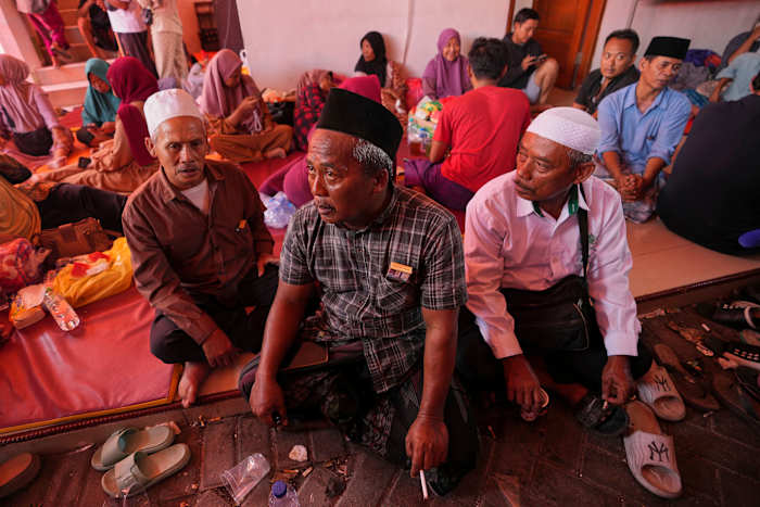 Redders wenden zich tot zware machines terwijl de hoop vervaagt van het vinden van overlevenden van de Indonesië School ineenstort