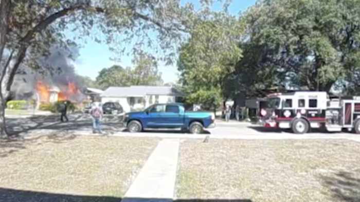 Ring Doorbell-video toont Schertz-huis in vlammen opgegaan, buren melden dat ze een 'explosie' voelen