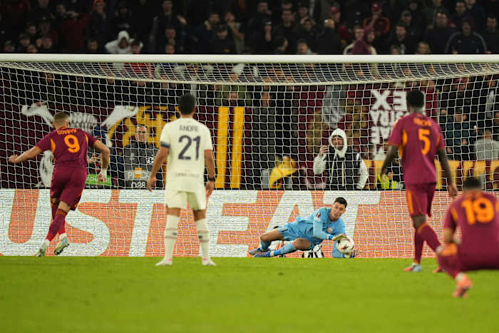 Roma mist de straf 3 keer in Europa League en Celtic ontkend door 'verbijsterende' VAR -beslissing