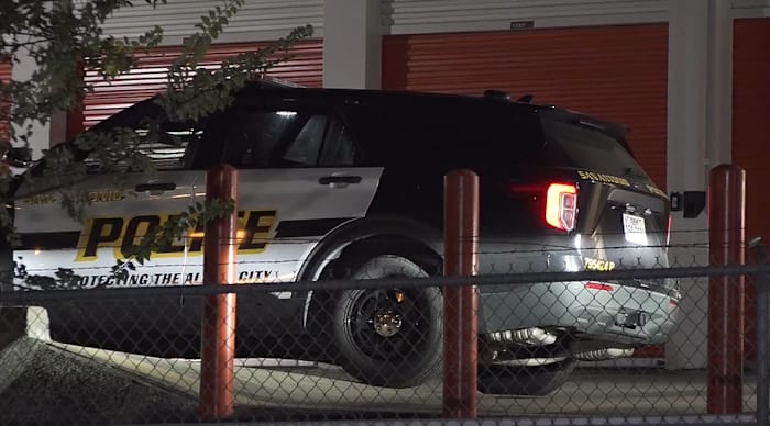 SAPD: Man neergeschoten door officier na het uitwisselen van geweervuur ​​tijdens een inbraak in de opslagfaciliteit aan de Northwest Side