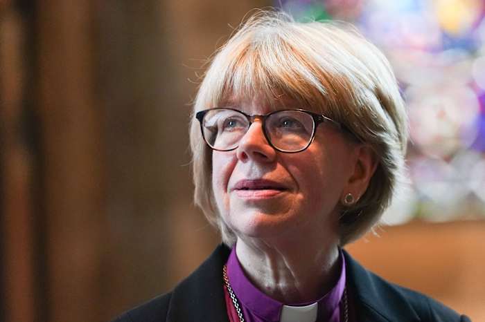 Sarah noemde mullally de eerste vrouwelijke aartsbisschop van Canterbury in History of Church of England