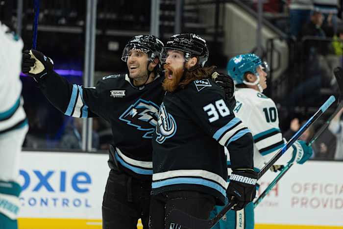 Schmaltz krijgt tweede hattrick in zijn carrière voor de eerste drie doelpunten van het seizoen toen Mammoth Sharks met 6-3 versloeg