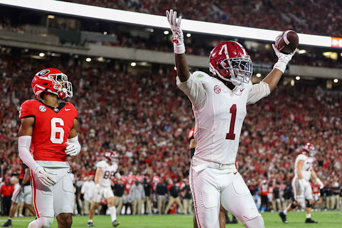 Simpson is goed voor 3 TD's als nr. 17 Alabama Trails en Beats No. 5 Georgia 24-21