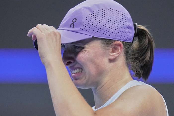 Swiatek verbluft door Paolini op Wuhan Open. Sabalenka en Gauff gaan door naar halve finales