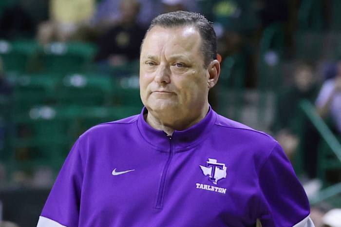 Tarleton State plaatst Billy Gillispie met verlof nadat hij een anonieme klacht heeft ontvangen