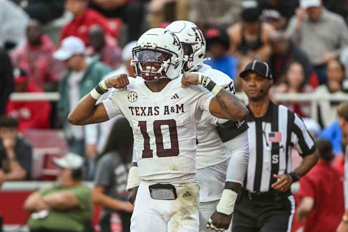 Texas A&M QB Reed gooit voor 280 yards en 3 touchdowns, rent voor een nieuwe score terwijl Aggies Arkansas Razorbacks met 45-42 verslaat