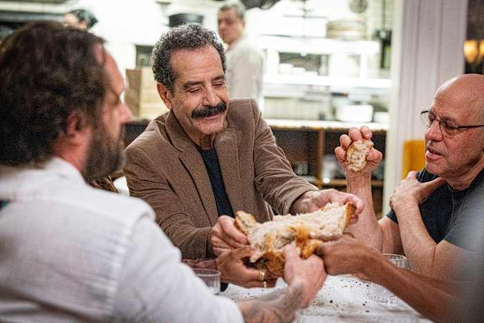 Tony Shalhoub onderzoekt wereldwijde culturen door brood in de nieuwe CNN -serie 'Breaking Bread'