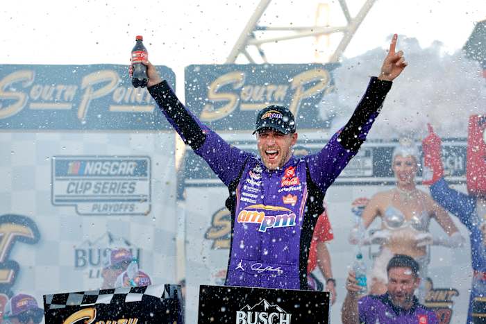 Tranen van triomf: Denny Hamlin wint emotionele race in Las Vegas en stelt kampioensplaats veilig