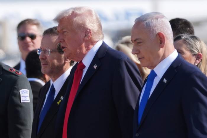 Trump is in Israël om een ​​staakt-het-vuren aan te kondigen dat volgens hem een ​​duurzame vrede in het Midden-Oosten zou kunnen bevorderen