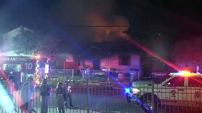 Twee mensen zijn in het ziekenhuis opgenomen na een huisbrand in Northwest Side, zegt SAFD