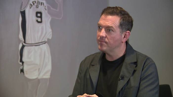 U vroeg, wij kregen antwoorden: Peter J. Holt, meerderheidsaandeelhouder van Spurs, reageert op vragen van KSAT-kijkers over de binnenstadarena