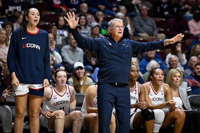 UConn staat bovenaan de AP Top 25 voor dames, vóór South Carolina, UCLA; SEC heeft 5 teams in de top 10